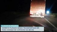 Homem é flagrado pegando “carona” em para-choque de caminhão
