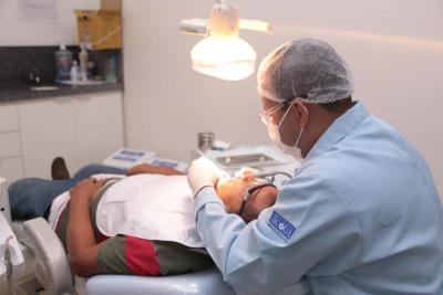 dentista atende paciente