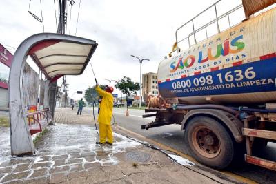 homem higieniza ponto de ônibus