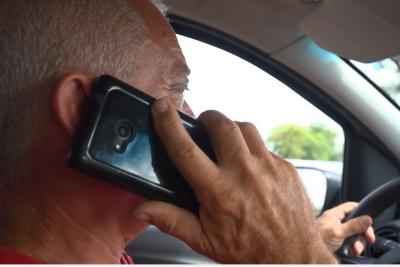 Pesquisa: um quinto dos motoristas utiliza o celular enquanto dirige