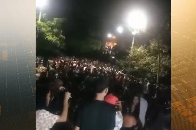 Jovens causam aglomeração na Praia da Guia.