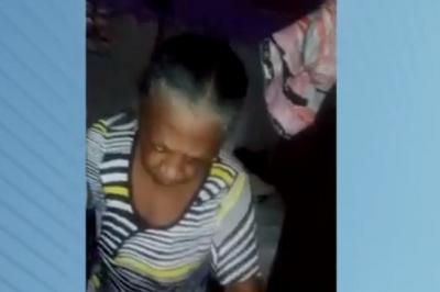 Idosa pede ajuda para comprar cadeira de rodas.