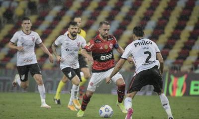 Flamengo atropela Athletico-PR no Maracanã e sobe no G4