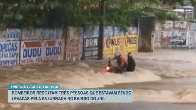 Bombeiros resgatam três pessoas em enxurrada no Bairro do Anil