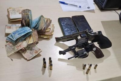 PRF apreende armas e dinheiro durante fiscalização em Caxias