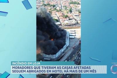 Moradores que tiveram as casas afetadas após incêndio em loja seguem abrigados em hotel