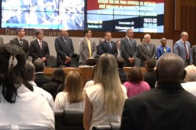 Ex-técnico de basquete Professor Miranda é homenageado na Assembleia Legislativa