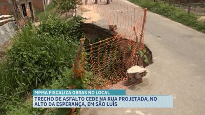 Trecho de asfalto cede na Rua Projetada, em São Luís; local está sendo monitorado