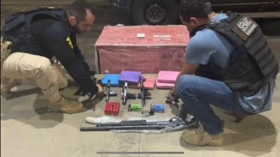 PRF apreende armas, munições, e drogas durante fiscalização a ônibus na BR-135