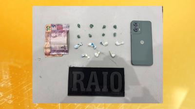Homem é conduzido por porte de aparelho celular com registro de roubo e drogas