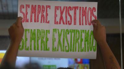 Comunidade Lbgtqia+ protesta contra lei que proíbe acesso de mulheres trans em banheiros femininos