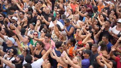 Procura por fantasias e acessórios carnavalescos aumenta, e supera expectativas dos lojistas