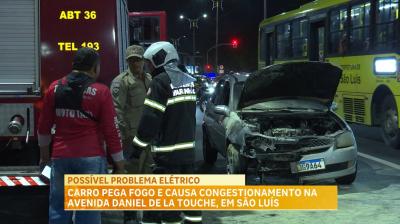 Carro pega fogo e causa congestionamento na Daniel de La Touche, em São Luís