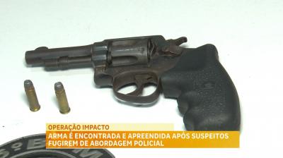 Arma é encontrada e apreendida após suspeitos fugirem de abordagem policial