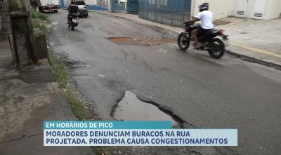 Buracos na Rua Projetada, no bairro Jordoa, causam transtornos e aumentam risco de acidentes