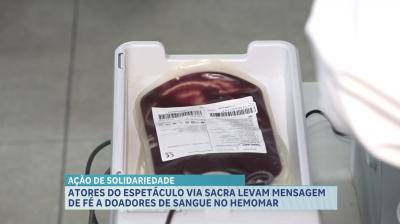 Atores do espetáculo Via Sacra levam mensagem de fé a doadores de sangue HEMOMAR