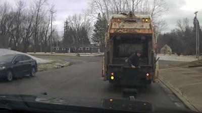 Ladrão se esconde em lixeira para fugir da polícia e quase acaba triturado