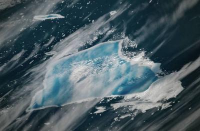 Iceberg histórico entra em fase final de derretimento e revela tons azuis no Atlântico Sul