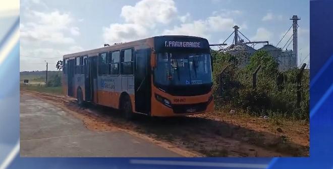 Homens encapuzados incendeiam ônibus no bairro Porto Grande, em São Luís